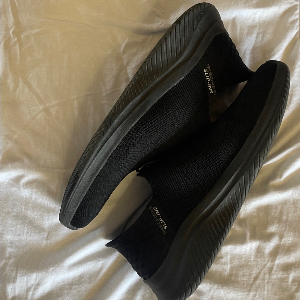 Skechers Men's Black Slip-On Sneakers.
Hands Free. Good Condition. Size 11.5.